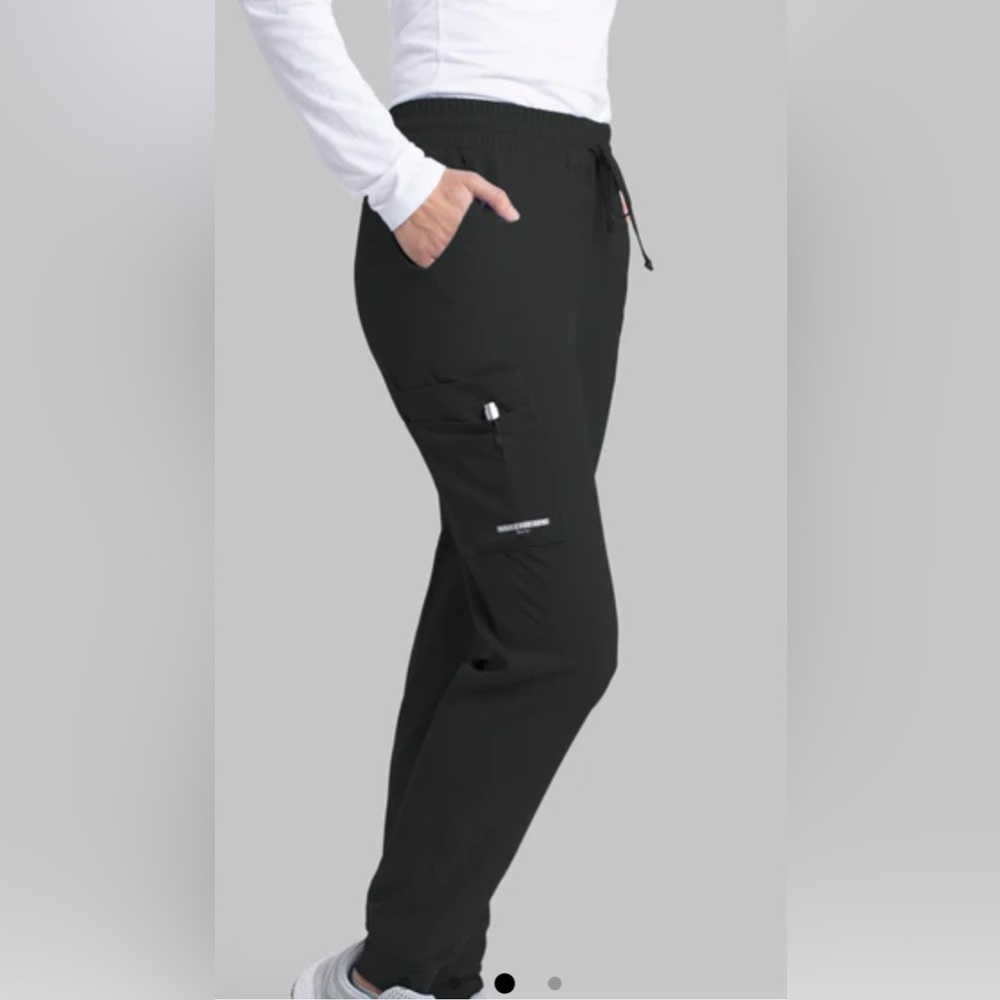 4-POCKET MID-RISE JOGGER SCRUB PANT- missing some of the vinyl on leg pocket